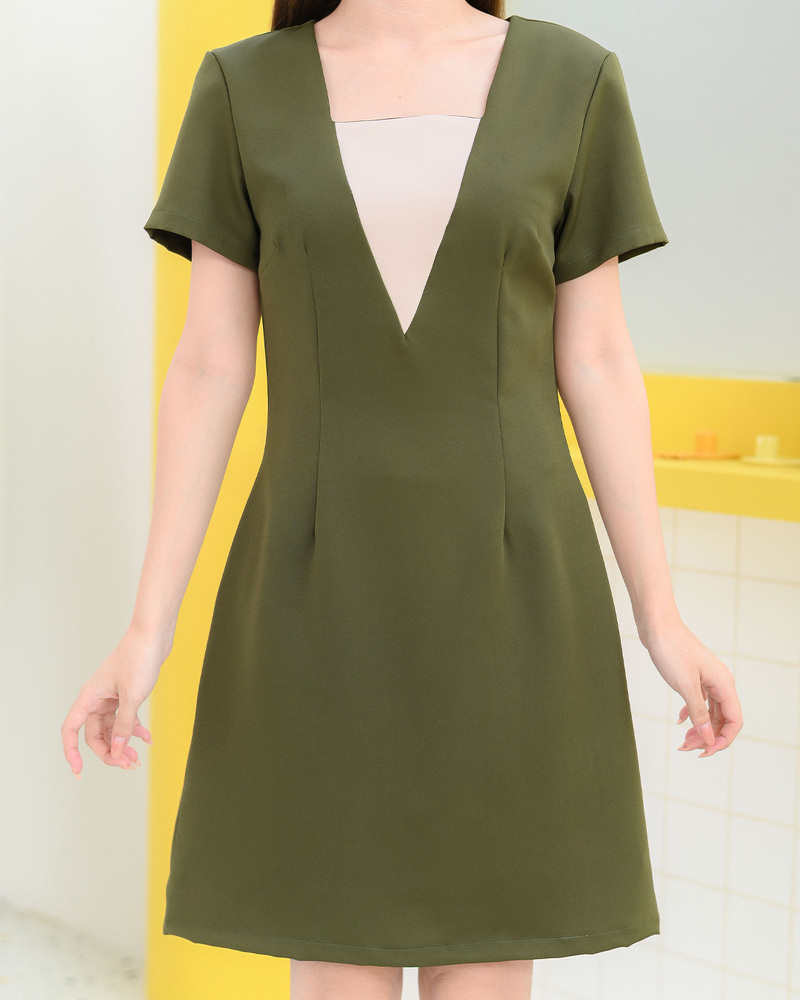 kudapy เดรสแขนสั้น เล่นสีทูโทนแต่งคอเป็นรูปสามเหลี่ยม ตัดเย็บจับเกล็ดเข้ารูปเอว ความยาวกำลังสวย