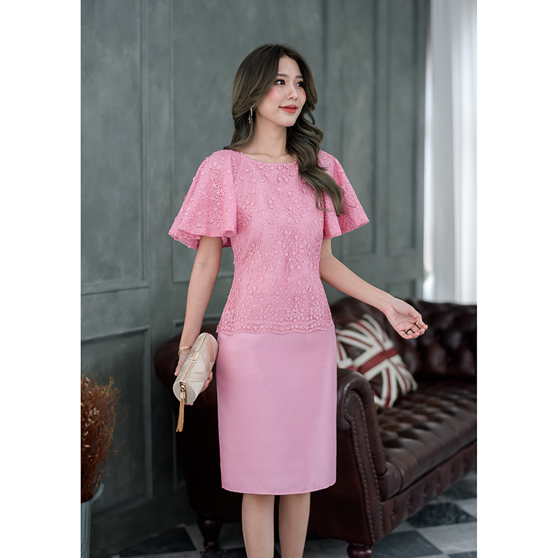 kudapy เดรสสั้นสีชมพู/สีฟ้า ลูกไม้ผ้าไหมญี่ปุ่น เป็นงานแขนระบายปีกผีเสื้อพองระบายดูหรู กระโปรงผ้าไหมญี่ปุ่น รุ่นนี้ออกงานมงคล