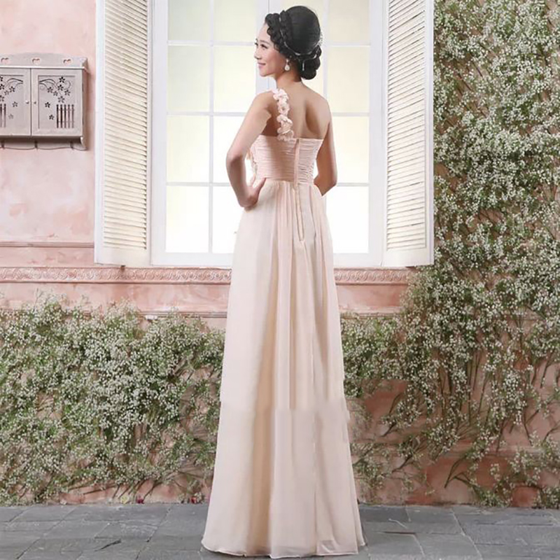 kudapy เดรสราตรียาวสีครีม ไหล่เดียว Champagne คอเว้าหัวใจ แต่งช่อดอกไม้สวยยาวจากไหล่ถึงเอว