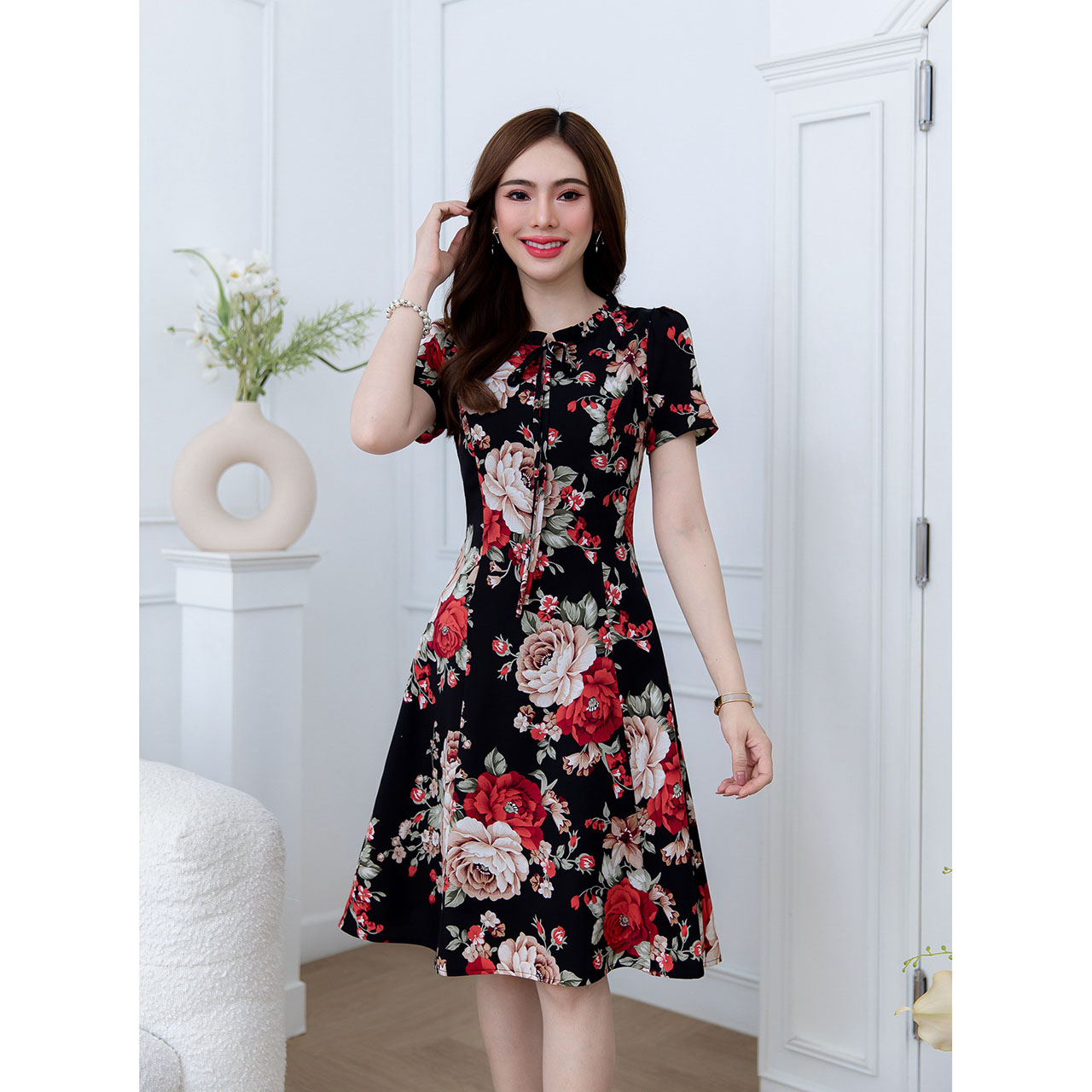 kudapy เดรสสั้นสีดำ/สีครีม ลายดอก ดีเทลจับจีบรอบคอ ผูกโบว์สวยเก๋ เนื้อผ้าใส่สบายทึบแสงไม่ใช่ชีฟอง