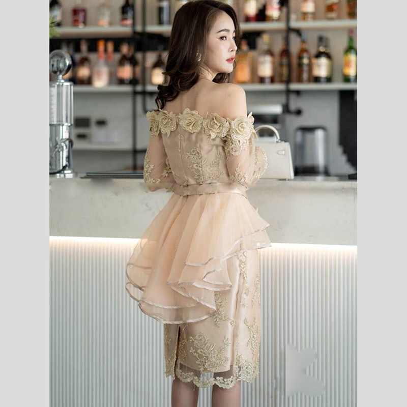 kudapy เดรสสั้นไปงานสีชมพู เดรสปาดไหล่ติดดอกลูกไม้รอบไหล่ เดรสเปิดไหล่ แต่งระบายเอวหน้าสั้นหลังยาว