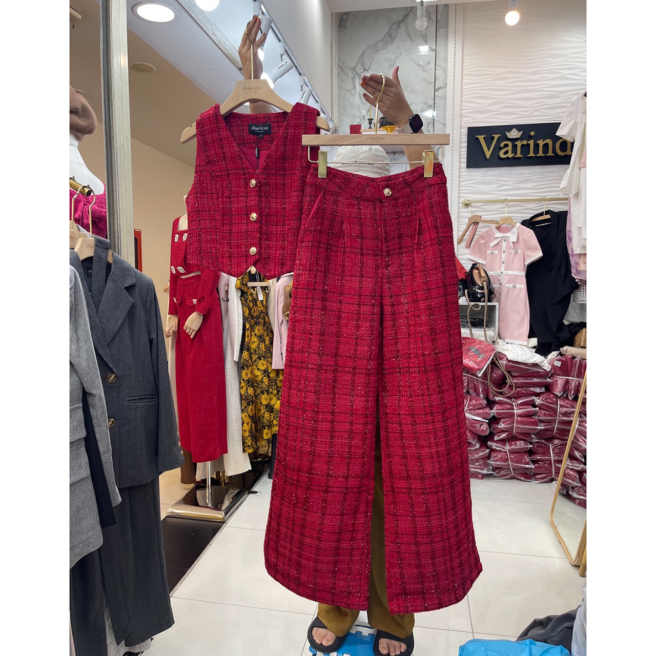 kudapy ชุดเซ็ทสีแดงลายสก้อต เสื้อแขนกุดลายสก้อตแดงสลับดำทรงเข้ารูป เข้ารูปมาพร้อมกับกางเกงขายาวทรงปล่อย