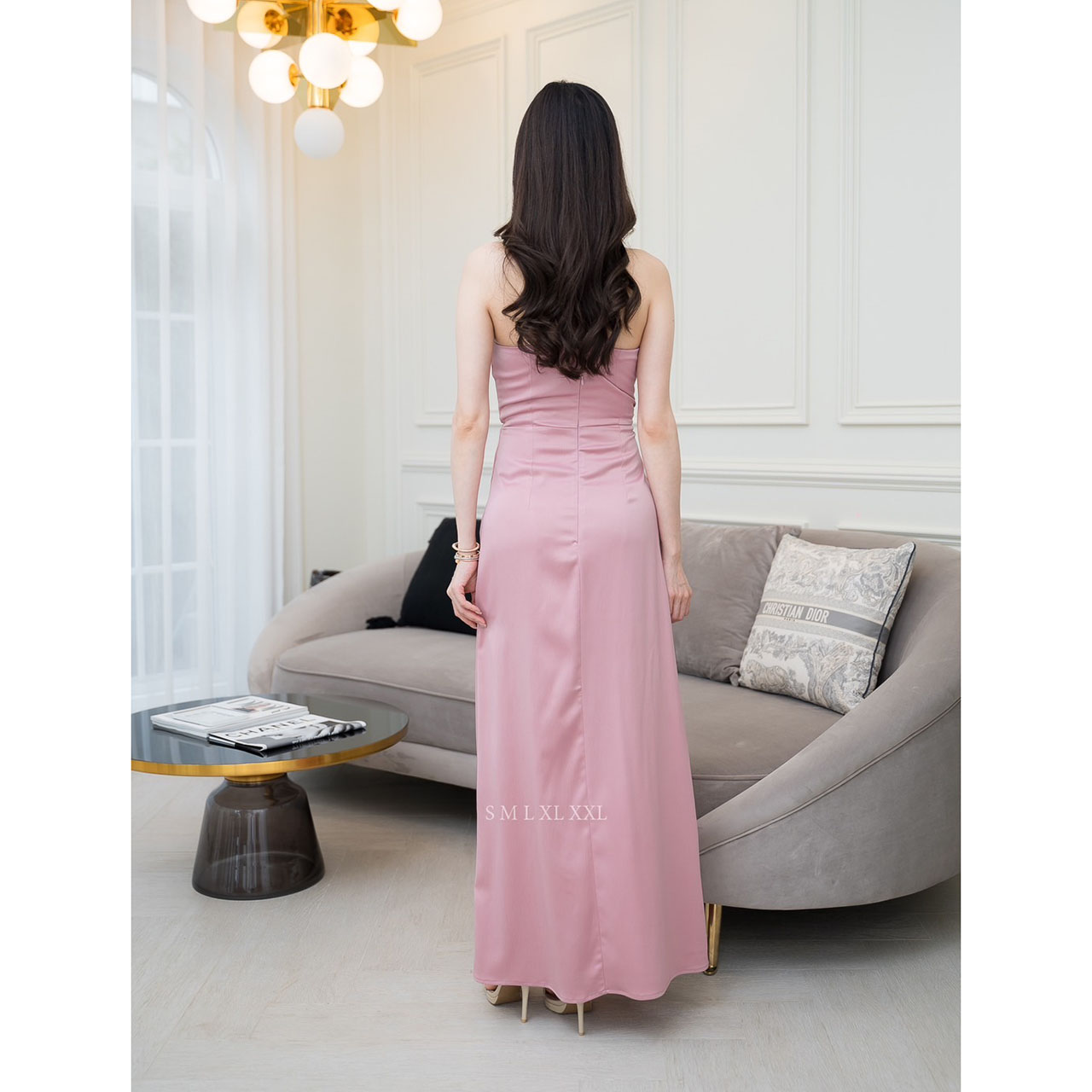 kudapy เดรสยาวสีโอวัลติน/สมิ้นอมฟ้า/สีชมพูกลีบบัว/สีกรม/สีชาเขียว ชุดราตรียาวไหล่เบี่ยงสายเพชรแต่งมัดเอวติดเข็มกลัดเพชรโบว์ งานพรีเมี่ยมผ้าเครปซาติน ซับในเกรดเอ ซิปด้านหลัง สวยหรู