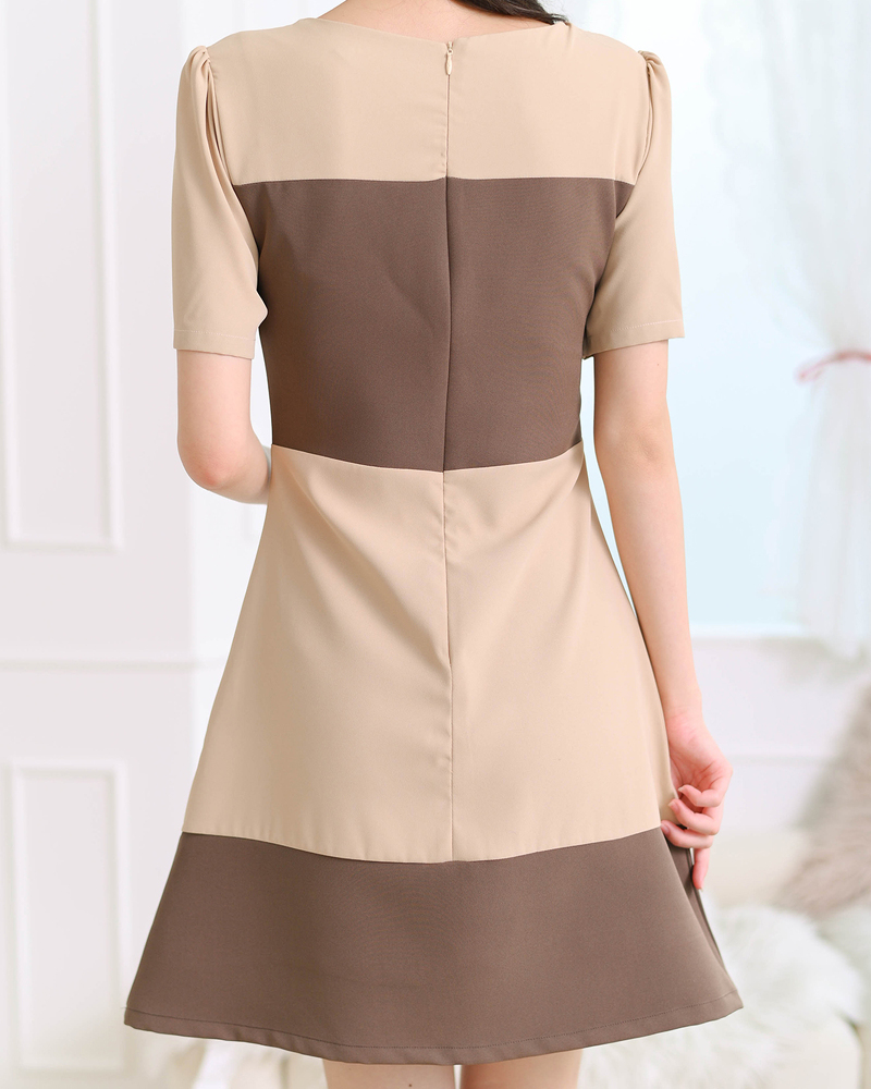 kudapy เดรสแขนสั้นดีไซน์คอเหลี่ยม เล่นสีทูโทนรอบอกและชายกระโปรง แต่งเชือกโบว์เล็กๆเพิ่มความน่ารัก