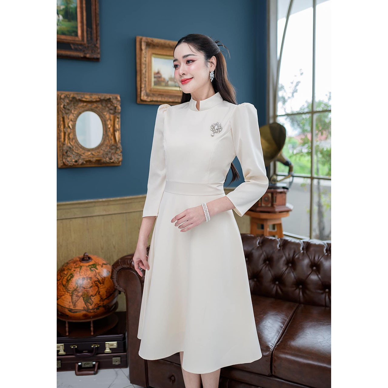 kudapy เดรสสั้นสีขาวงาช้าง/สีฟ้า ชุดไทยจิตรลดา ทรงแขนห้าส่วน ผ้าอัดกาวให้แล้วทั้งชุด เนื้อผ้านิ่มใส่สบาย เดรสความยาวคลุมเข่าใส่สวยสุภาพ