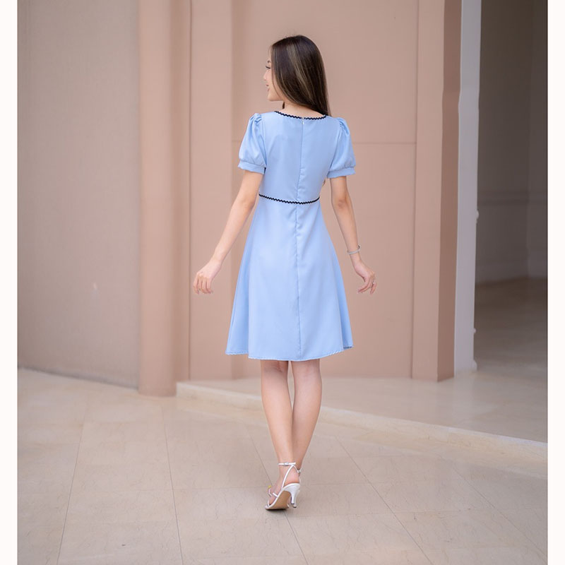 kudapy เดรสสั้นสีฟ้า/สีชมพู/สีน้ำตาล แต่งแถบกระเป๋าโบว์ สวยดูดี