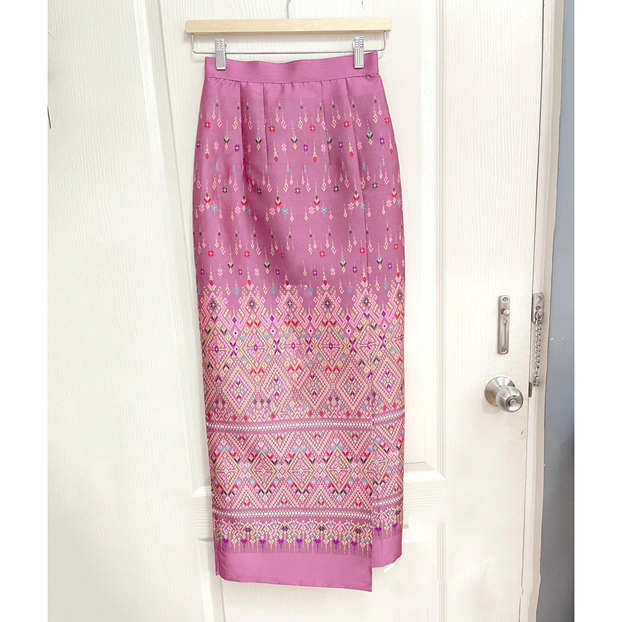 kudapy เสื้อคอตตอนปักฉลุสีขาว ทรงจิตรลดาบ่ายกจีบยอดฮิต อัดกาวช่วงตัว กระดุมหน้า ผ้าถุงสำเร็จรูป เกรดพรีเมี่ยมอัดกาว ซิปหลัง