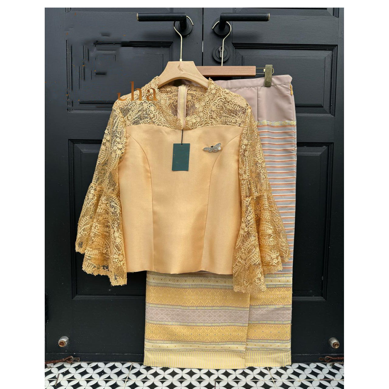 kudapy เสื้อไหมญี่ปุ่นสุดพรีเมี่ยมงานปราณีตสีเหลืองทอง แต่งแขนระย้าด้วยผ้าลูกไม้ใยบวบเนื้อนิ่ม (เฉพาะเสื้อ)