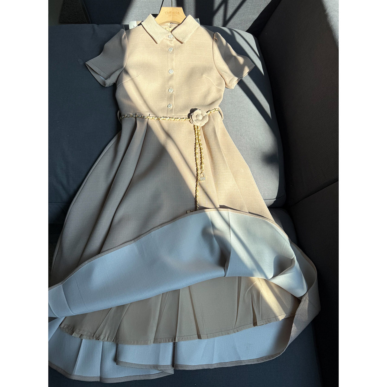 kudapy เดรสยาวสีครีม/สีฟ้า/ม่วงอ่อน/เหลืองอ่อน ผ้าทวิตญี่ปุ่นตกแต่งด้วยกระดุมดอกคามิเลีย ีซับในทั้งชุด ผ้าอัดกาวอย่างดี มาพร้อมกับเข็มขัดโซ่ และเข็มกลัดดอกไม้