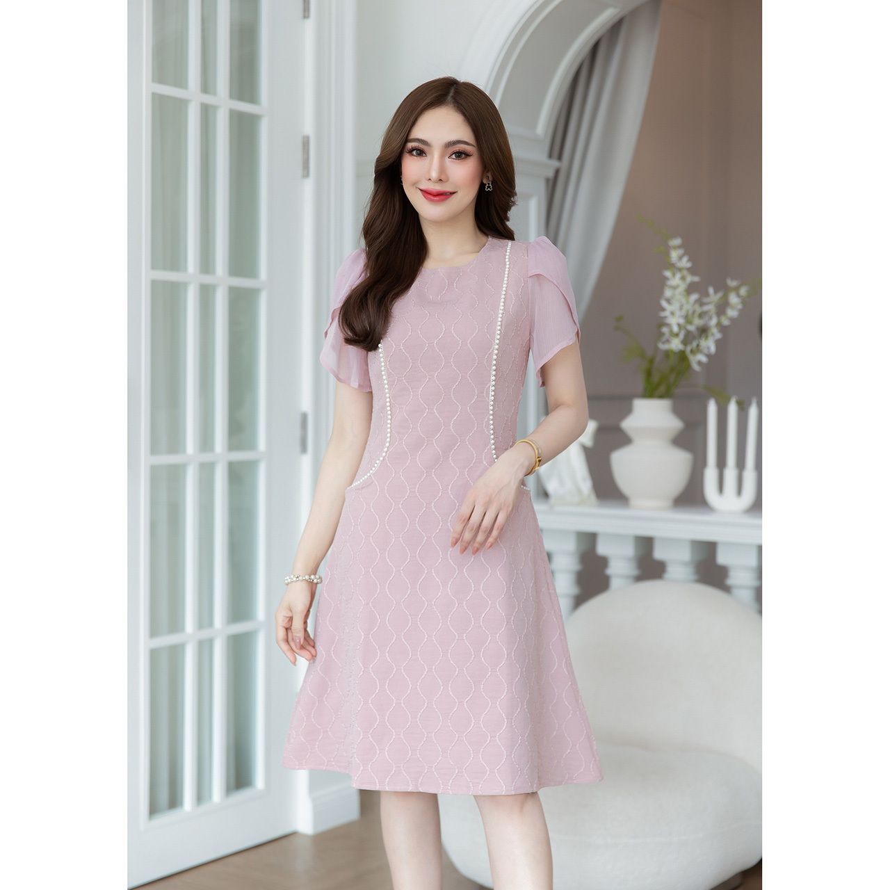 kudapy เดรสสั้นสีชมพู ผ้าญี่ปุ่นมีเทคเจอร์สวยมิติ มาในแพทเทิร์นสวยเรียบหรู มีดีเทลแต่งมุก ช่วงแขนเป็นผ้ามีกลิตเตอร์