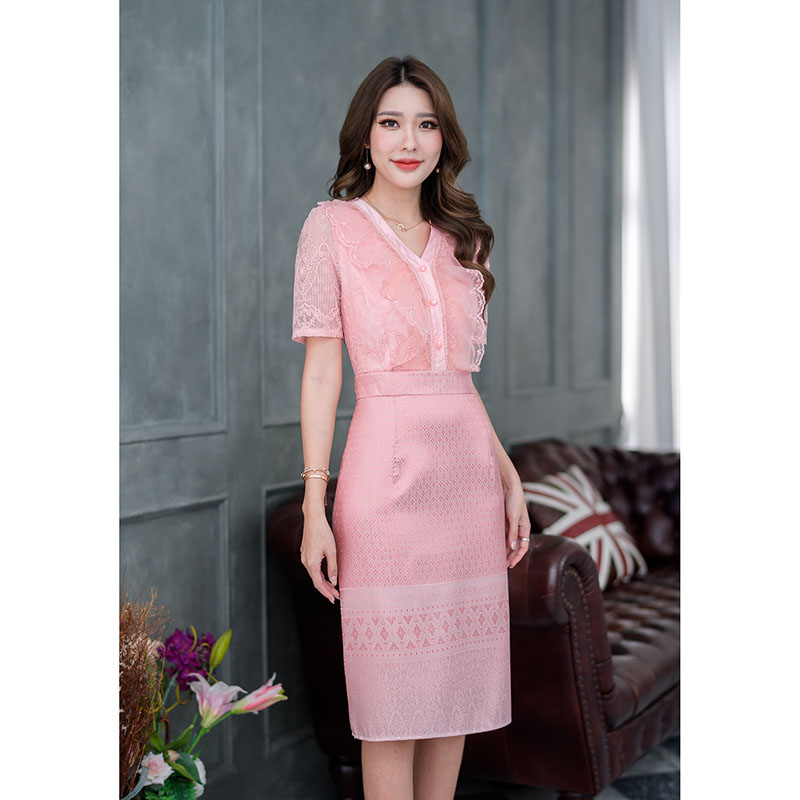 kudapy เดรสสั้นสีชมพูโอรส/สีกรม ลูกไม้ผสมผสานผ้าลายไทย ช่วงกระโปรงเป็นงานผ้าทอนะคะไม่ใช่ผ้าพิมพ์ลายเนื้อผ้าจะมีความมันเงาสวยงามงานจริง