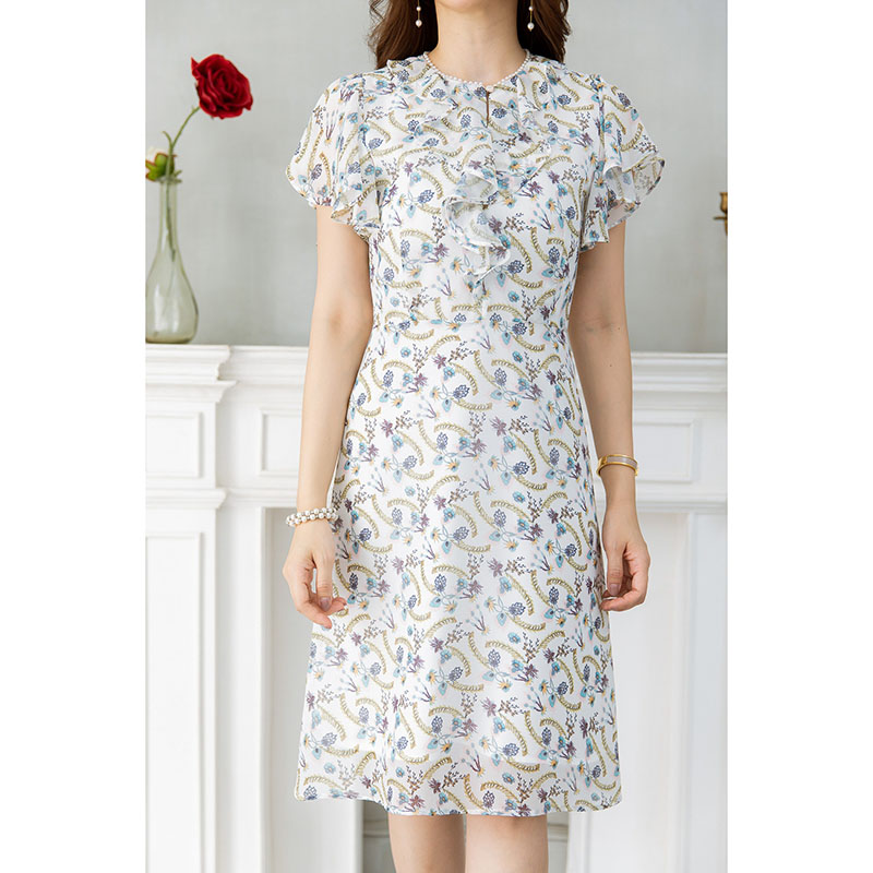 kudapy เดรสสั้นสีขาว/สีครีม ผ้าชีฟอง ระบายรอบคอและอก มีดีเทลแต่มุกขาวรอบคอสวยหวานละมุน ลายผ้าน่ารัก