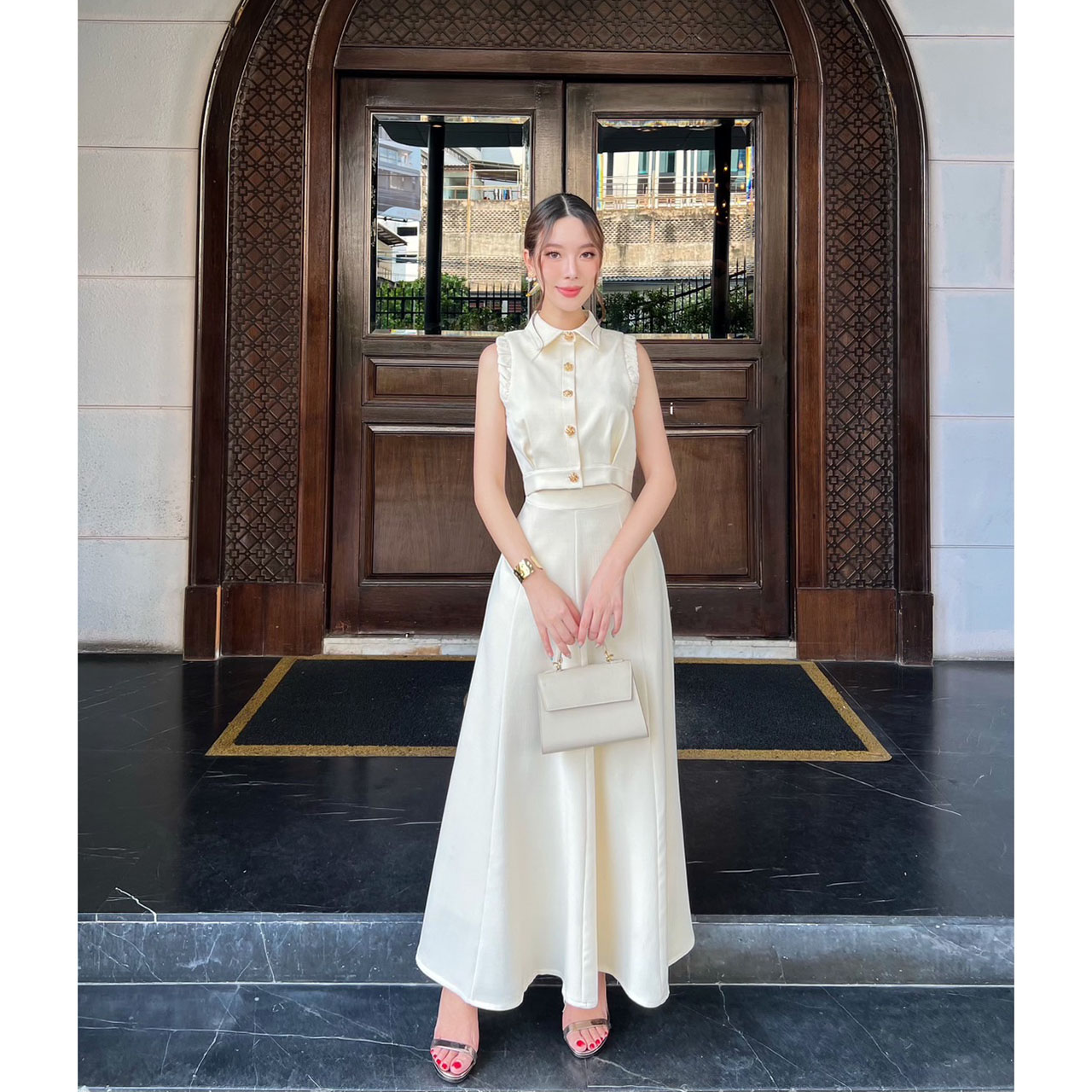 kudapy ชุดเซ็ทเสื้อ+กระโปรงยาว ตัวเสื้อออกแบบให้ดูเกร๋ที่แขนเสื้อ กระดุมดอกไม้ทองเป็นกระดุมจริง ปกเสื้อทรงแหลม