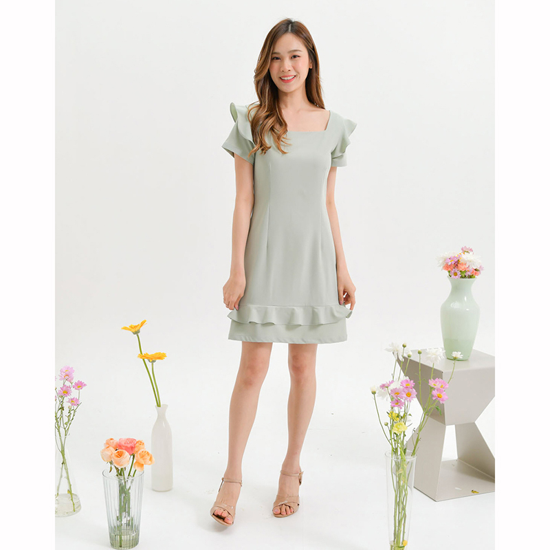 kudapy เดรสสั้นสีส้มอิฐ/สีเขียว/สีเหลือง/สีชมพู คอเหลี่ยม ดีไซน์น่ารัก มีระบายที่รอบแขนและช่วงชายเดรสเพิ่มความหวาน ใส่ง่ายได้หลายโอกาส