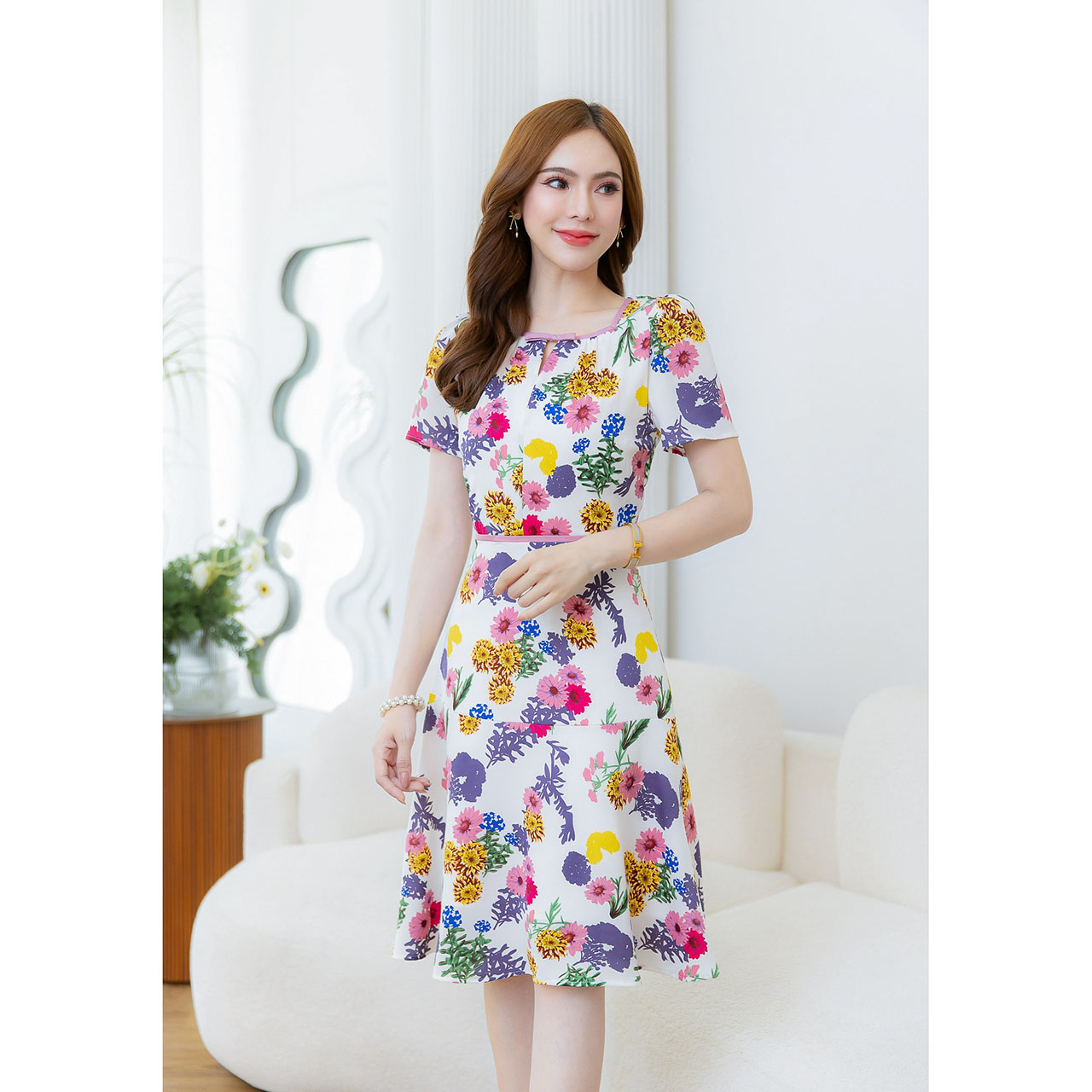 kudapy เดรสสั้นสีขาว/สีดำ ลายดอกคัลเลอร์ฟูล สวยสดใส ดีเทลกุ้นขอบช่วงคอแต่งโบว์ ผ้านิ่ม ใส่สบาย