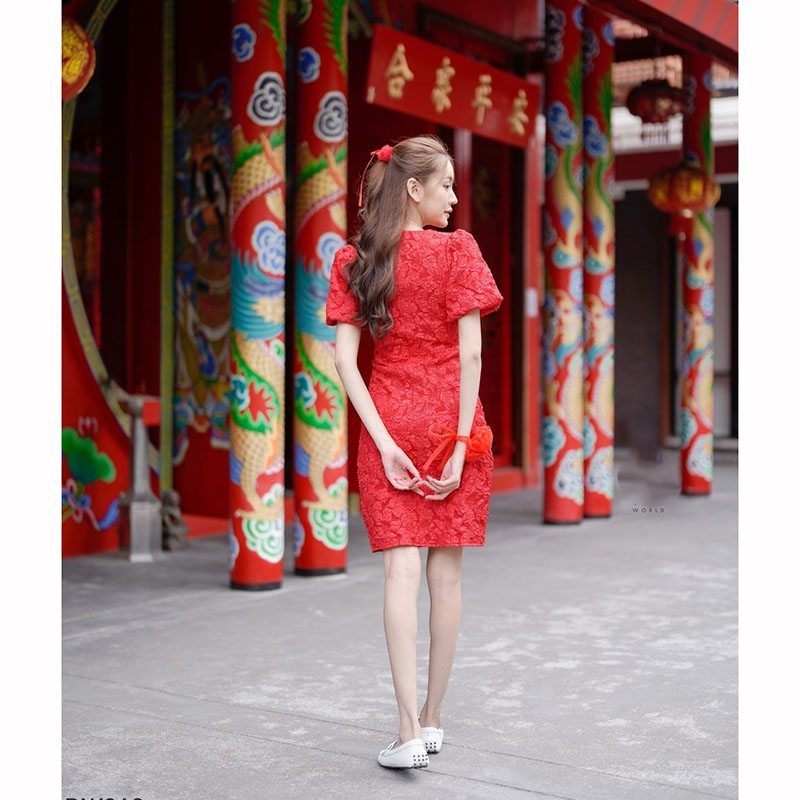 kudapy เดรสสั้นสีแดง/สีขาว/สีฟ้า ผ้าทอลายนูนคอเหลี่ยม ใส่ออกงาน ใส่ทำงาน ชุดดกี่เพา