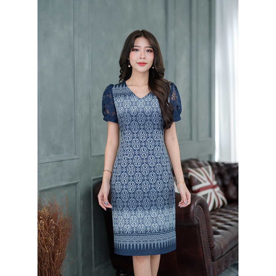 kudapy เดรสสั้นคอวีผ้าไหมพิมพ์ลายไทย สีน้ำเงินกรมท่า,สีดำ แขนตุ้กตา ทรงเอเข้ารูป งานสวยมาก มีซับใน ซิบหลังอย่างดีค่ะ