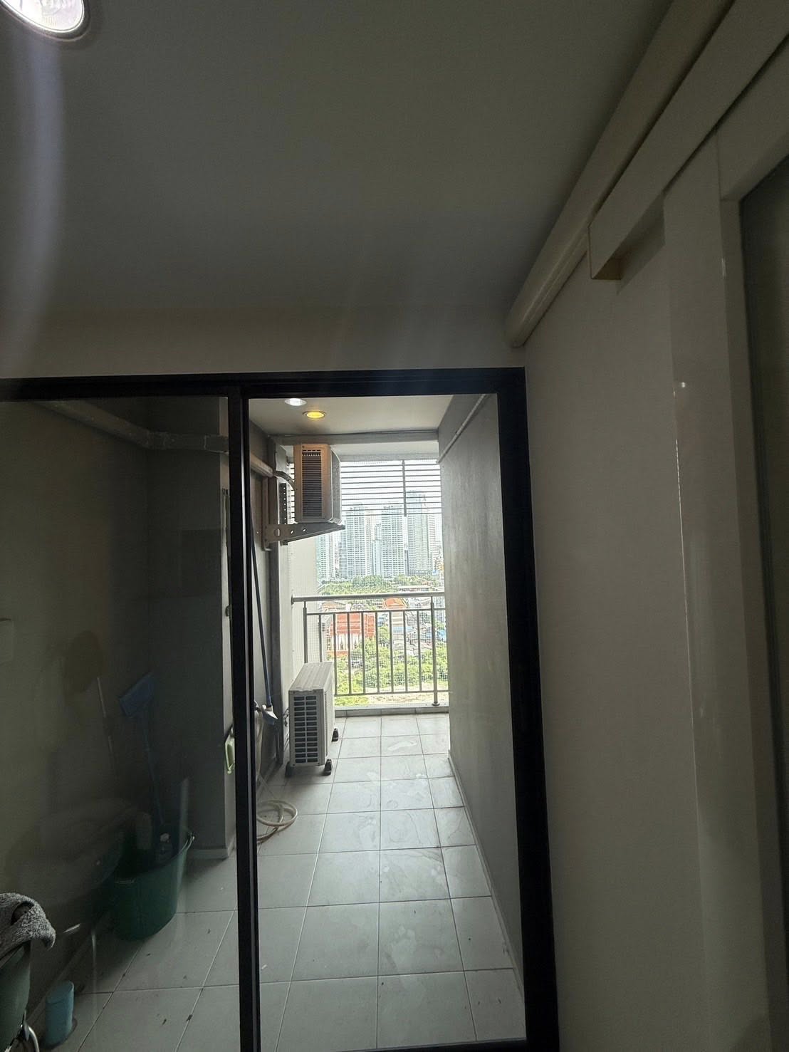 ให้เช่าคอนโด Lumpini Place Narathiwas - Chaopraya (ลุมพินี เพลส นราธิวาส - เจ้าพระยา) High Rise โซนพื้นที่ พระราม3 📍 ห้องแบบ 1ห้องนอน / 1ห้องน้ำ / โซนครัวปิด · ขนาดห้อง 41 ตรม. ชั้น 22