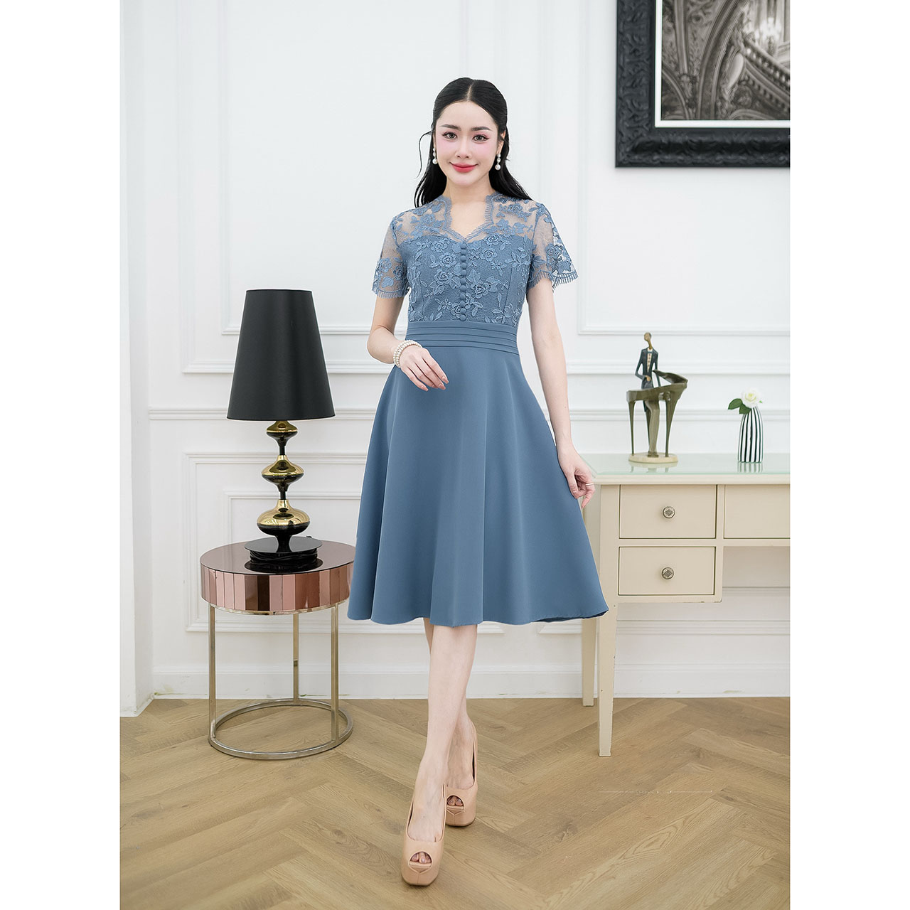 kudapy เดรสสั้นคอหยักตัววีสีเขียวอมฟ้า/สีม่วง คอวีแขนสั้น เสื้อลูกไม้ ดีไซน์แบบสวยดูแพง เป็นการออกแบบผสมผสานผ้าลูกไม้ปักเงาเล่นเชิงผ้าช่วงคอและชายแขนเสื้อ ด้านหน้าแต่งกระดุมเล็กๆ