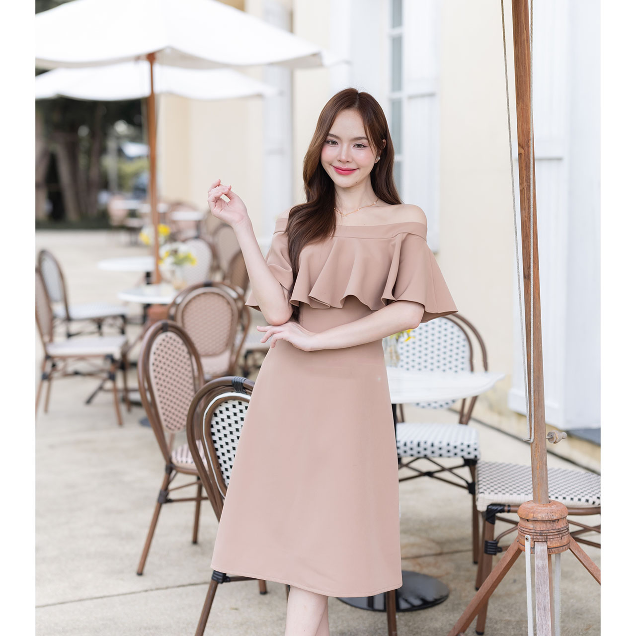 kudapy เดรสสั้นสีโอวัลติน/สีครีม/สีกรม/สีชมพู เปิดไหล่ดีไซน์สุดหวานมาพร้อมระบายช่วงอกเสริมลุคให้ดูโดดเด่นมีสไตล์