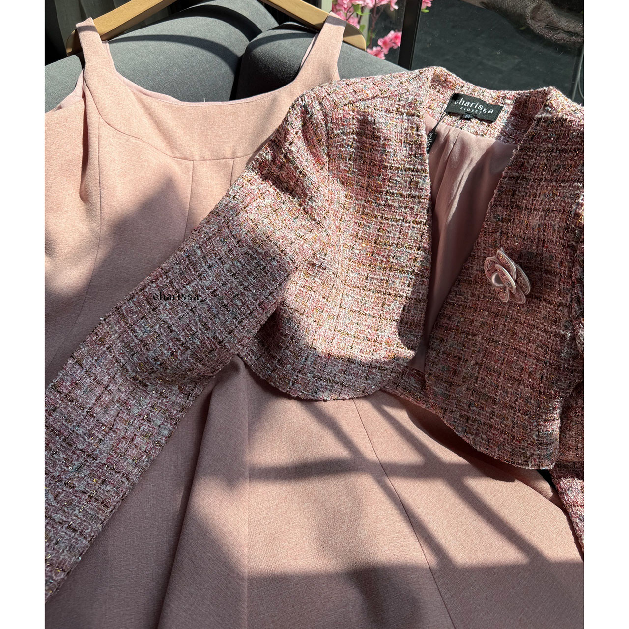 kudapy เดรส+เสื้อครอป+เข็มกลัดดอกไม้ ผ้าพรีเมี่ยมทวิตที่ เดรสเป็นทรงเข้ารูปช่วงเอว มีความพองช่วงล่างน่ารักมาก ซิปซ่อนด้านหลัง มีซับใน