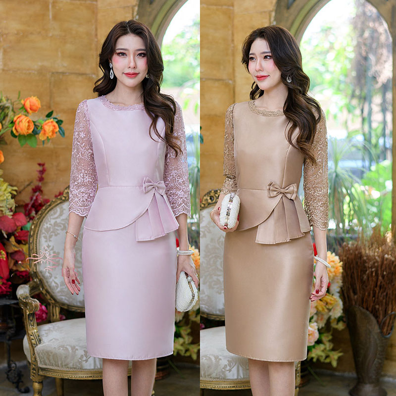 kudapy เดรสสั้นสีน้ำตาลทอง/สีชมพู/สีชมพูบานเย็น ผ้าไหม ต่อแขนลูกไม้ห้าส่วน ช่วงเอวแต่งระบายทวิสและโบว์เล็กๆ รอบคอแต่งลูกไม้ ดีเทลเยอะ