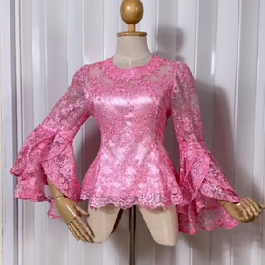 kudapy เสื้อลูกไม้สีชมพูบานเย็น คอกลม แขนกระดิ่ง มีซับใน ซิบหลังอย่างดี ลูกไม้ใยบวบปักเลื่อมเกรดพรีเมี่ยม