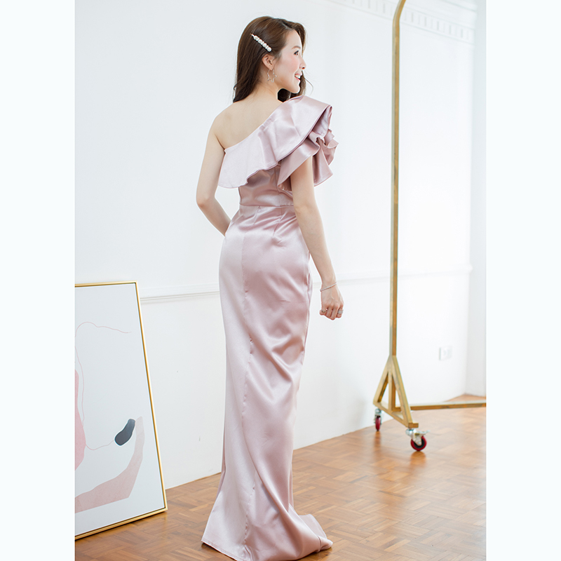 เดรสออกงานยาวสีชมพู ไหล่เฉียงแต่งระบาย