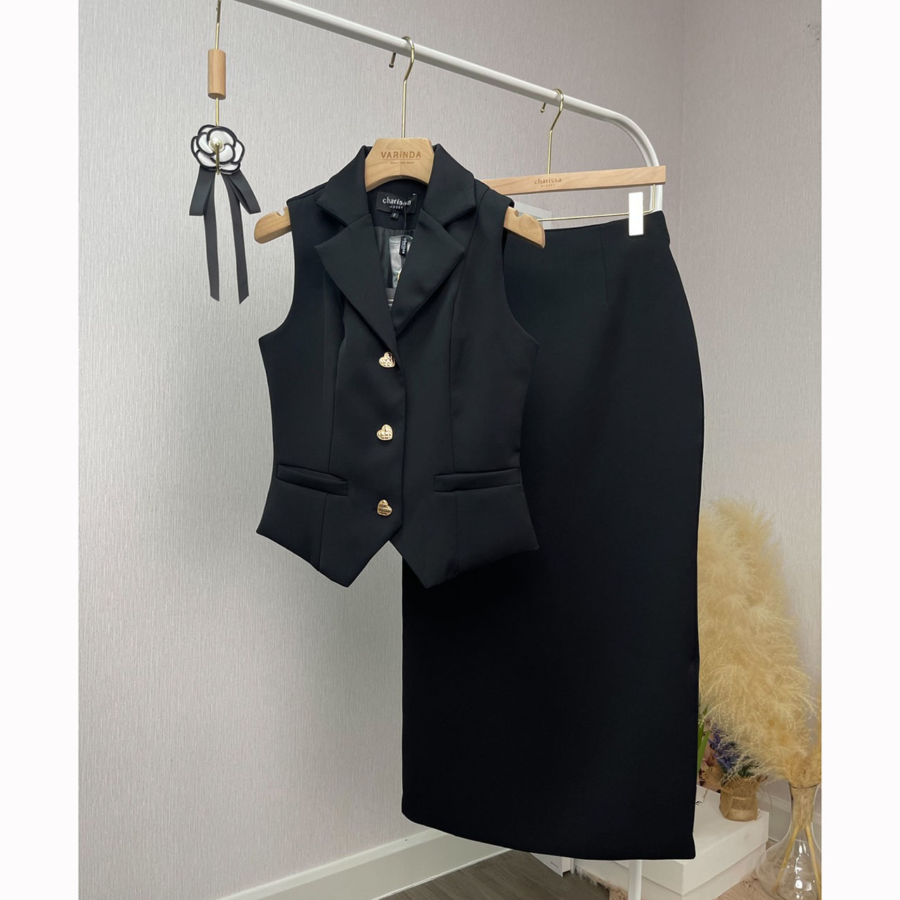 kudapy ชุดเซ็ทเสื้อแขนกุดกับกระโปรงยาวสีดำ ตัวเสื้อคอปก กระดุมจริงสีทองรูปหัวใจ มีซับในอย่างดี