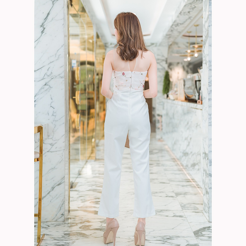 kudapy จั็มสูทขายาวสีขาว อกซีทรูปักดอกใส่สบายสวยดูดี