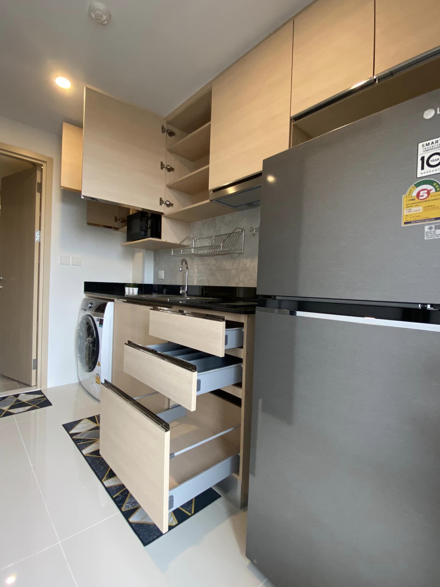 THE SHADE SATHON 1 ให้เช่าห้องใหม่มือ1พร้อมเข้าอยู่ สอบถามแอด Line ID : Smile-easy