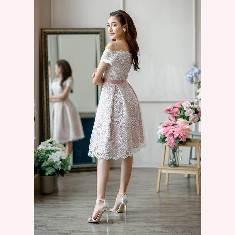 kudapy เดรสสั้นสีเทา/สีขาว ผ้าลูกไม้เปิดไหล่สีเทาซับในสีเทา ลายเชิง กระโปรงจีบทวิสลายเชิงลูกไม้ สวยหรูมากๆค่ะ