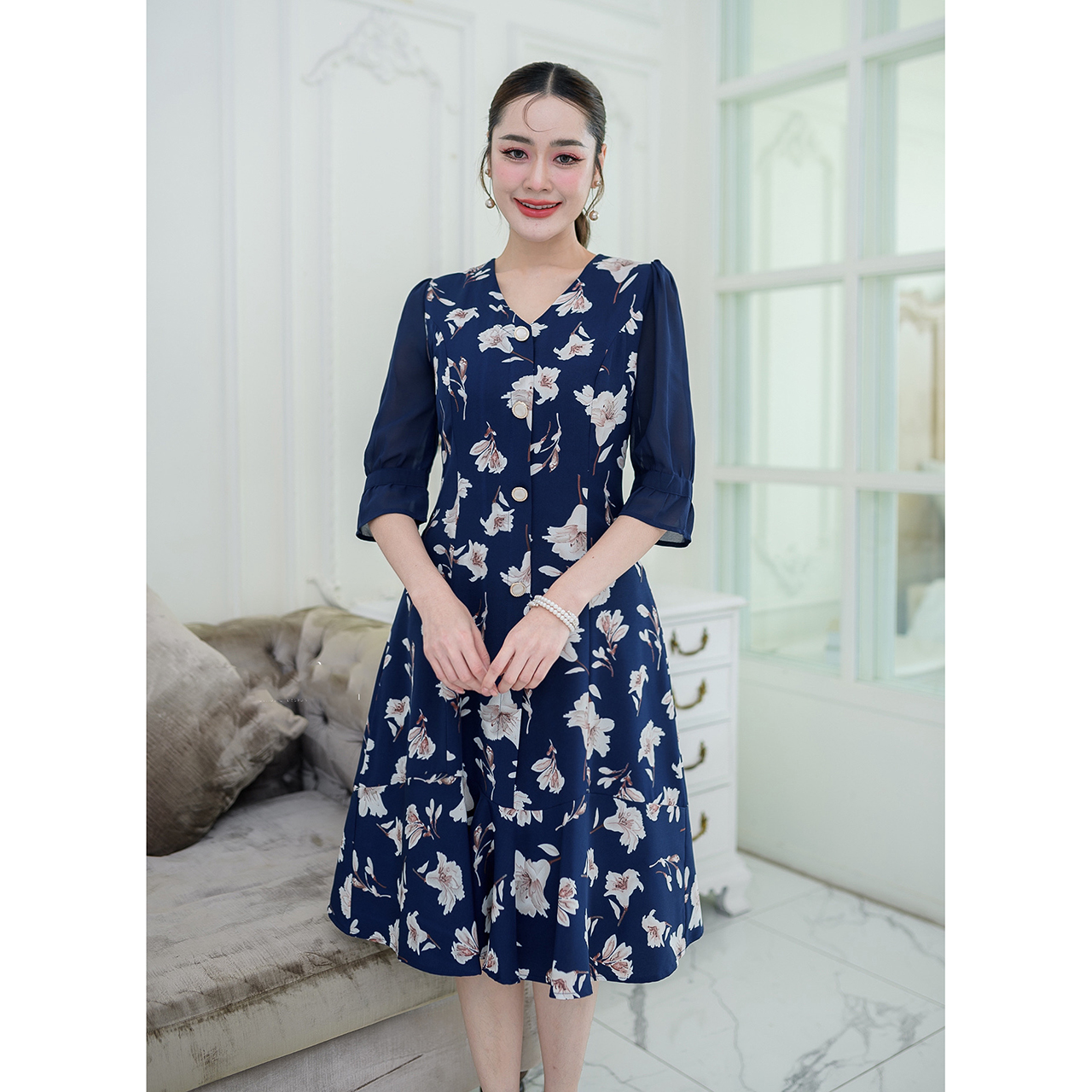 kudapy เดรสสั้นสีกรม/สีชมพูกะปิ/สีเขียวขี้ม้า ผ้าลายดอกไม้ผ้านุ่มลื่น เป็นชายระบาย ช่วงแขนต่อผ้าชีฟอง ระบายอากาศได้ดี ด้านหน้าชุดแต่งเป็นกระดุม