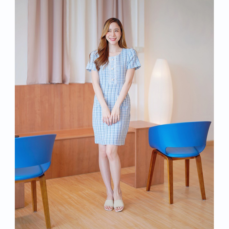 kudapy เดรสสั้นคอลึกสีครีม/สีชมพู/สีฟ้า ผ้าทอแต่งกระดุมมุกลายเส้นสวยดูดี