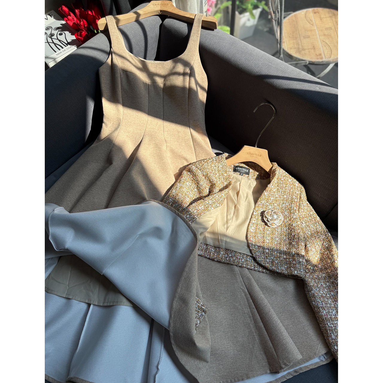 kudapy เดรส+เสื้อครอป+เข็มกลัดดอกไม้ ผ้าพรีเมี่ยมทวิตที่ เดรสเป็นทรงเข้ารูปช่วงเอว มีความพองช่วงล่างน่ารักมาก ซิปซ่อนด้านหลัง มีซับใน