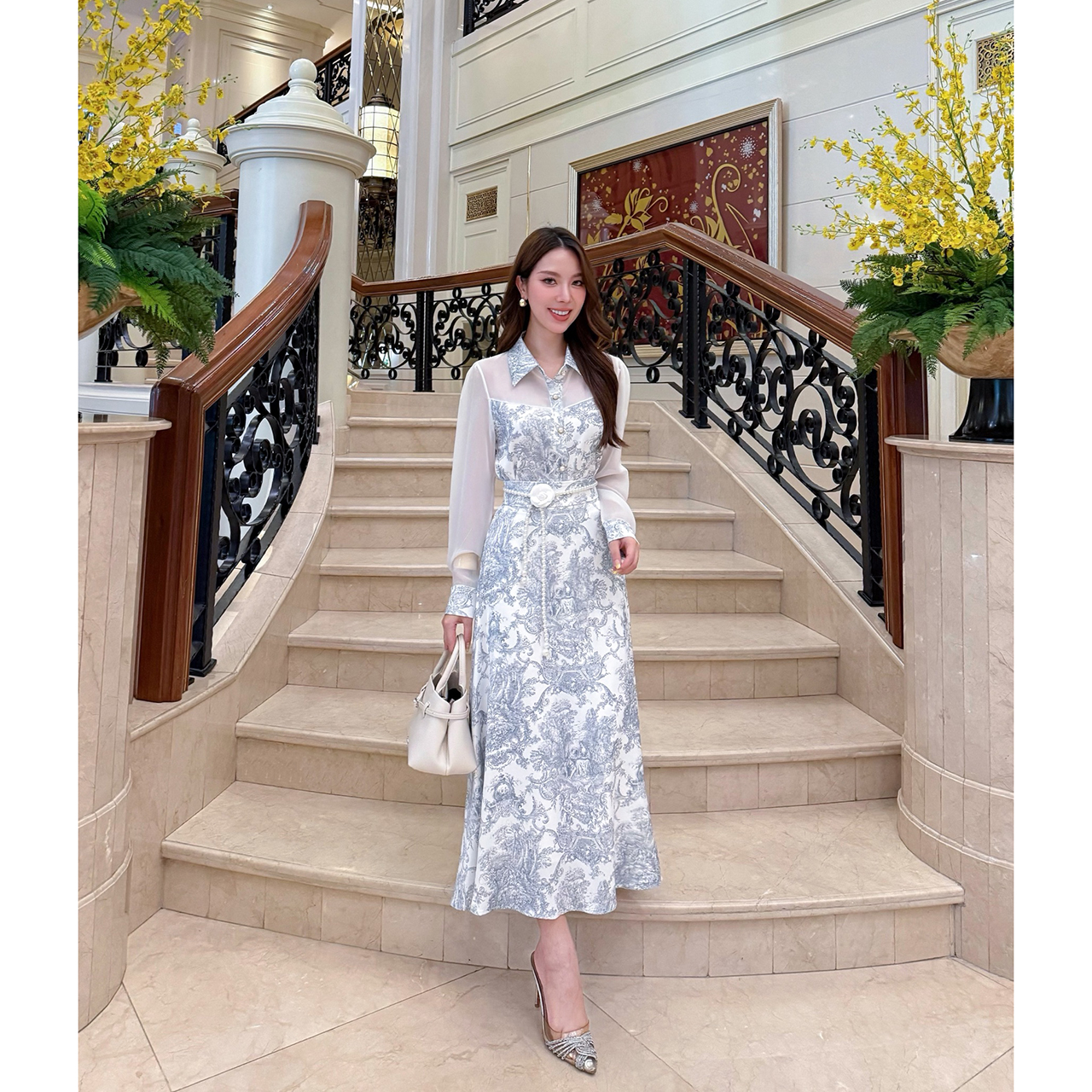 kudapy เซ็ทเสื้อมาพร้อมกระโปรงยาว ลายพิมพ์โทนสีฟ้า-ขาว สไตล์วินเทจ แขนเสื้อผ้าเชียร์บาง แขนยาว ปลายแขนตัดด้วยดีเทลลายเดียวกับกระโปรง