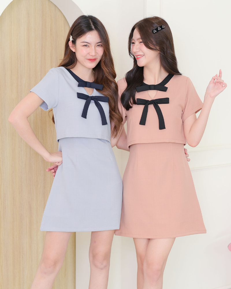 kudapy เดรสแขนสั้นคอวี แต่งโบว์สีตัดตัวชุด 2 ชั้น เดรสชิ้นเดียวน ผ้าเนื้อนิ่มรีดง่ายใส่สบาย ซิปหลังมีซับในทั้งตัว