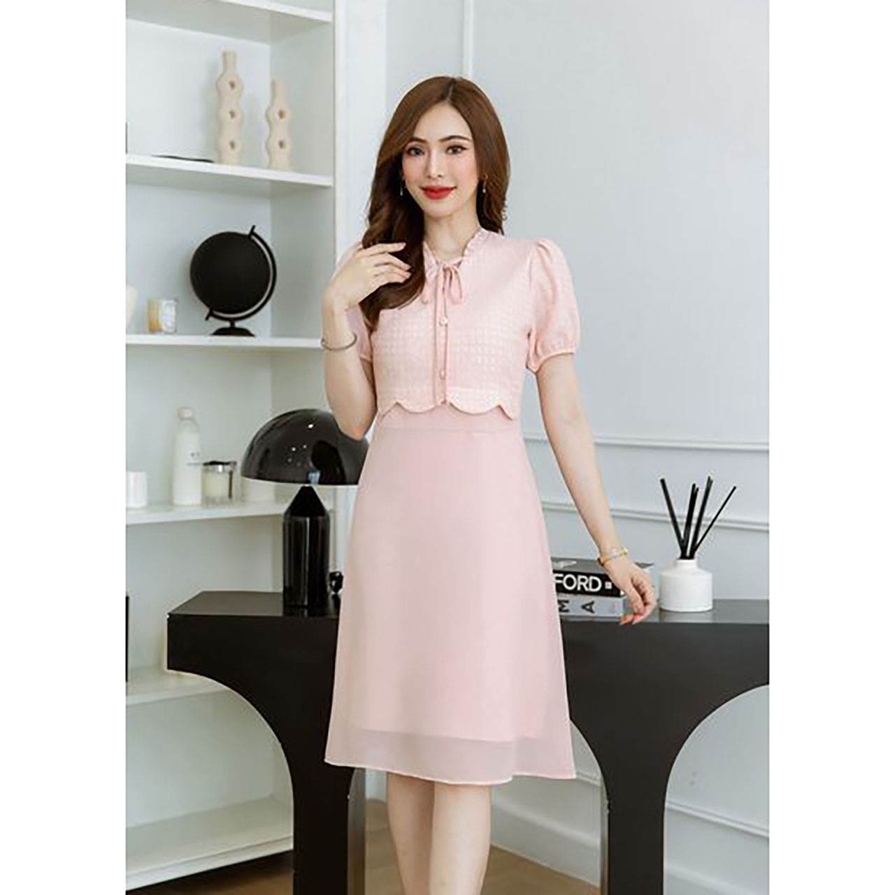 kudapy เดรสสั้นสีขาวดำ/สีชมพู ลูกไม้กระโปรงชีฟอง สวยเรียบดูดี เป็นเดรสเสื้อลูกไม้ตัดต่อกระโปรงชีฟองสวยพริ้ว มีดีเทลเป็นเสื้อครอปเย็บเป็นเคริฟสวยละมุน แต่งกระดุม