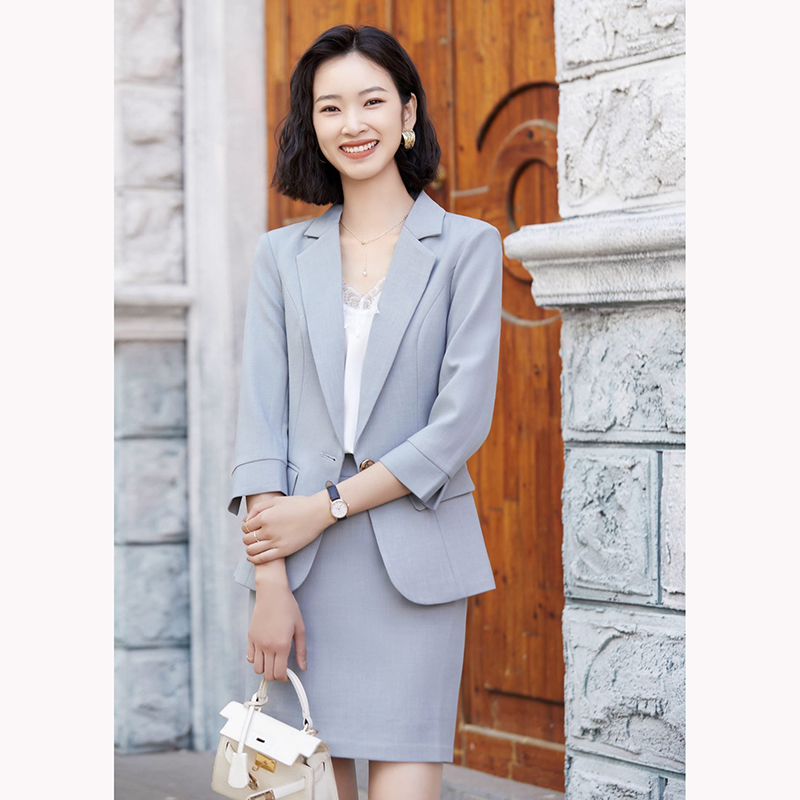 kudapy ชุดสูททำงานผู้หญิงสีเทา/สีชมพู แต่งกระดุมหนึ่งเม็ดแขนห้าส่วนพร้อมกระโปรง จุดเด่นของชุดนี้คือได้ลุคที่สดใส