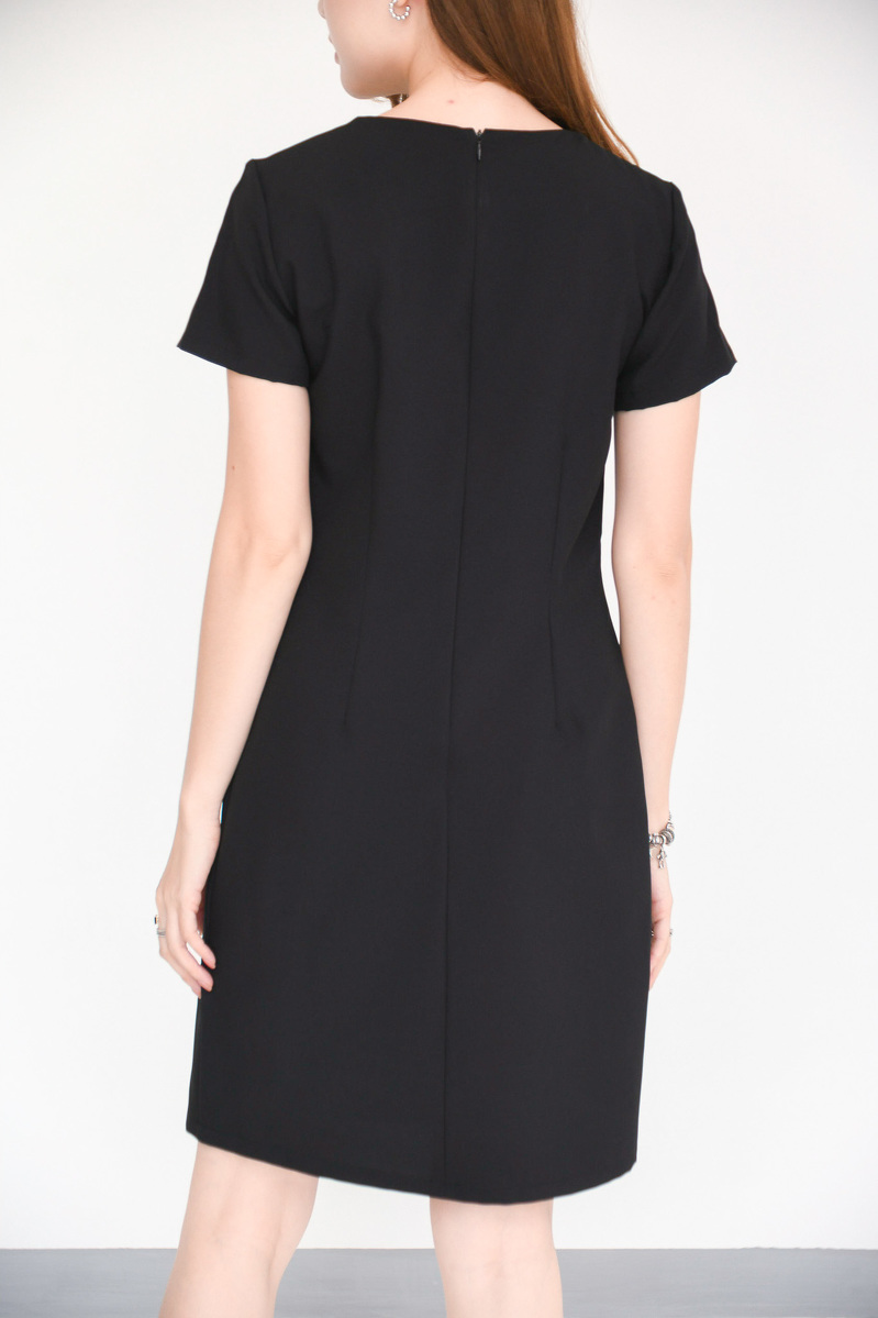 kudapy ชุดเดรสสั้นสีแดงเข้ม/ชมพู/สีโฮรส/เทาฟ้า เข้ารูปผ่าคอ สไตล์เรียบหรู เนื้อผ้าอยู่ทรง ซับในทั้งตัว ใส่ได้ตลอด