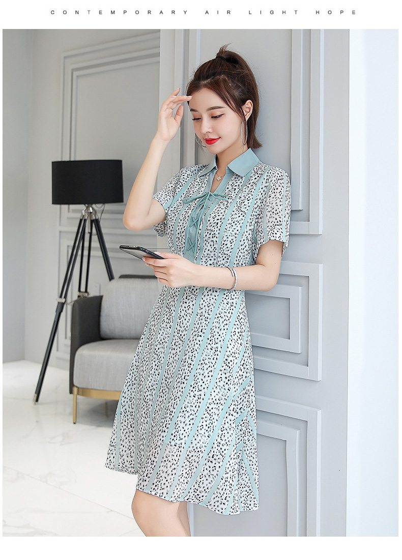 ชุดเดรสสีเขียวมิ้นท์ คอปกแต่งกระดุมหน้า ผ้าชีฟองเนื้อดี ลายจุดสีดำสลับกับลายทาง มีซับในนะคะ