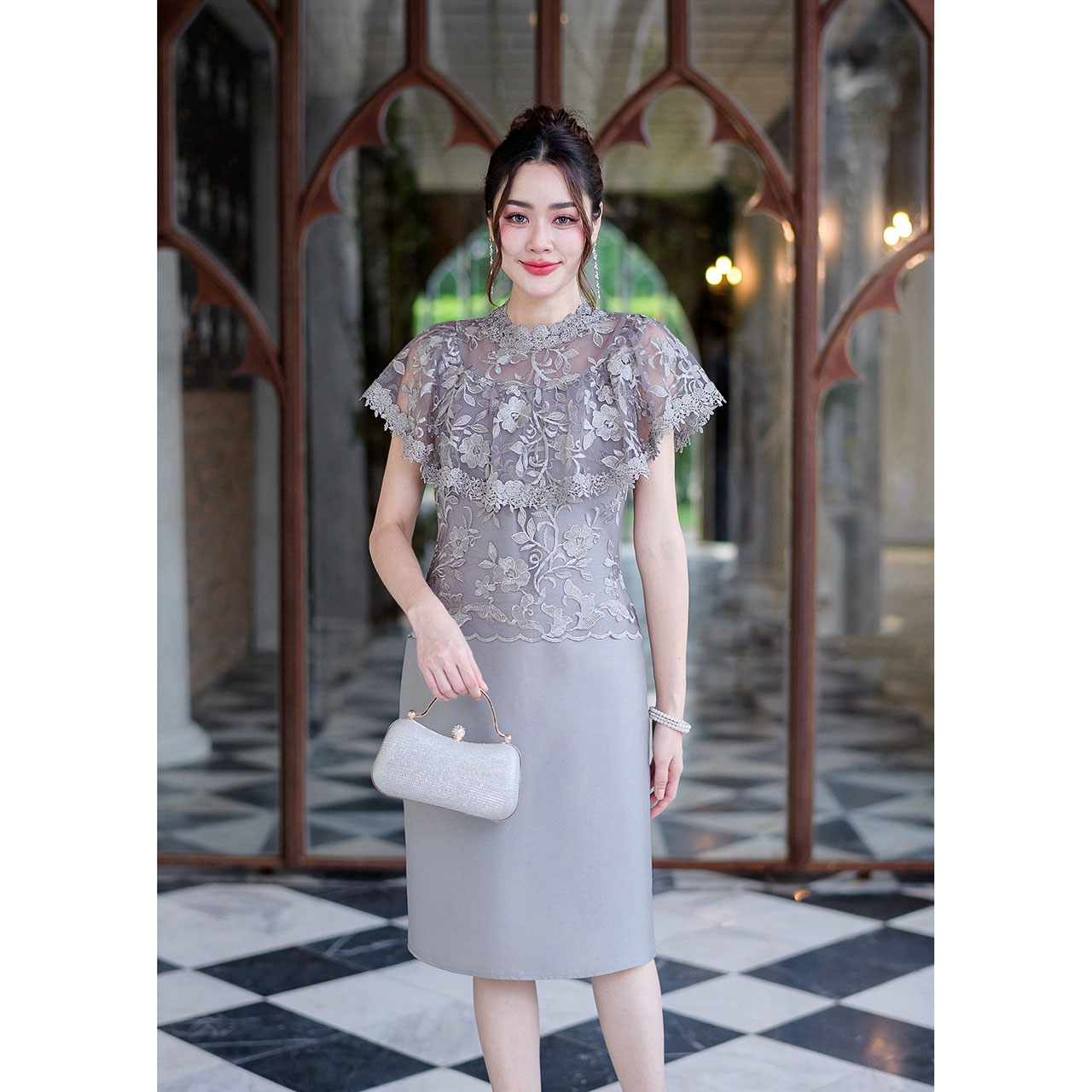 kudapy เดรสสั้นสีชมพู/สีเทา ลูกไม้ตาข่ายปักลายดอกไม้ดอกใหญ่ ด้านบนเป็นงานผ้าลูกไม้คลุมไหล่ระบายแต่งรอบคอด้วยลูกไม้สวยหรู กระโปรงเป็นงานผ้าไหมญี่ปุ่น