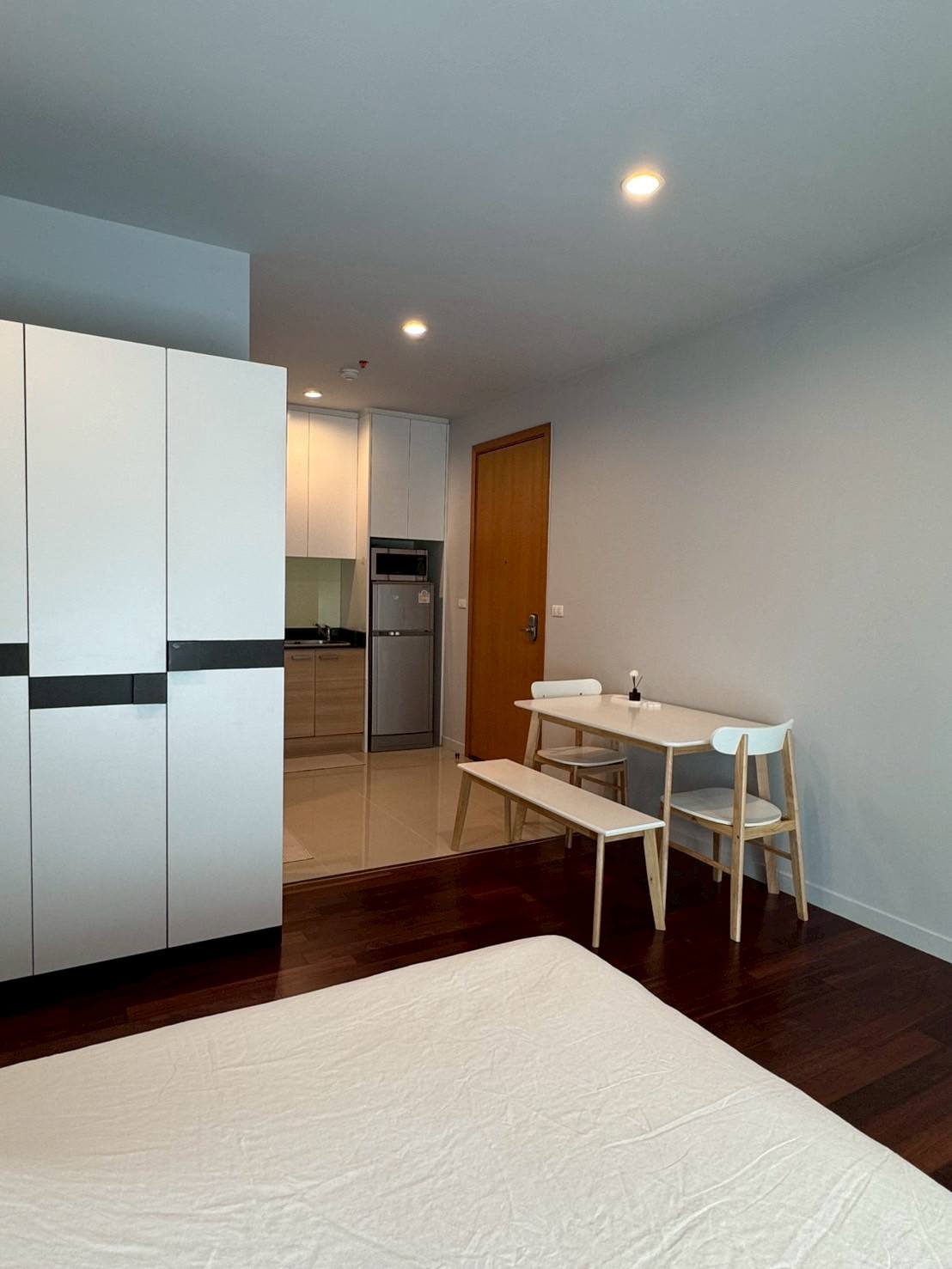 ให้เช่าคอนโด Circle Condominium (เซอร์เคิล คอนโดมิเนียม) High Rise โซนพื้นที่ MRT เพชรบุรี ห้องแบบ Studio 1ห้องน้ำ ขนาดห้อง 33 ตรม. ชั้น 27 ตึก 1