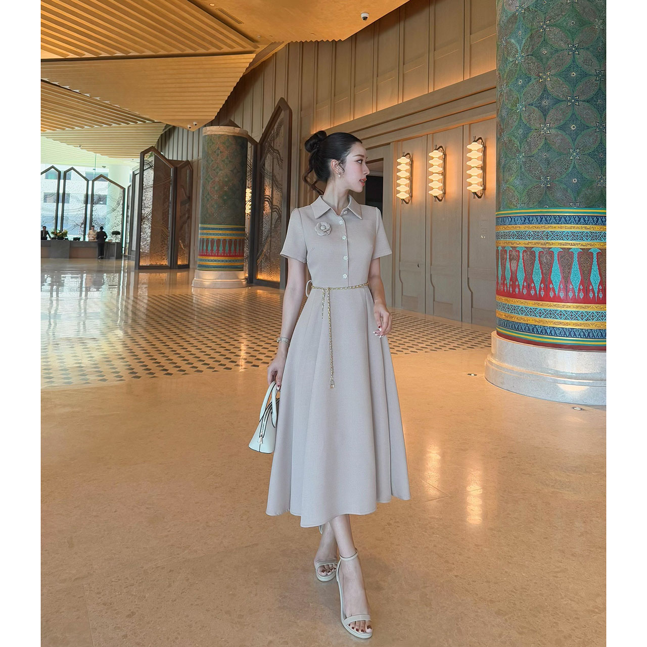 kudapy เดรสยาวสีครีม/สีฟ้า/ม่วงอ่อน/เหลืองอ่อน ผ้าทวิตญี่ปุ่นตกแต่งด้วยกระดุมดอกคามิเลีย ีซับในทั้งชุด ผ้าอัดกาวอย่างดี มาพร้อมกับเข็มขัดโซ่ และเข็มกลัดดอกไม้