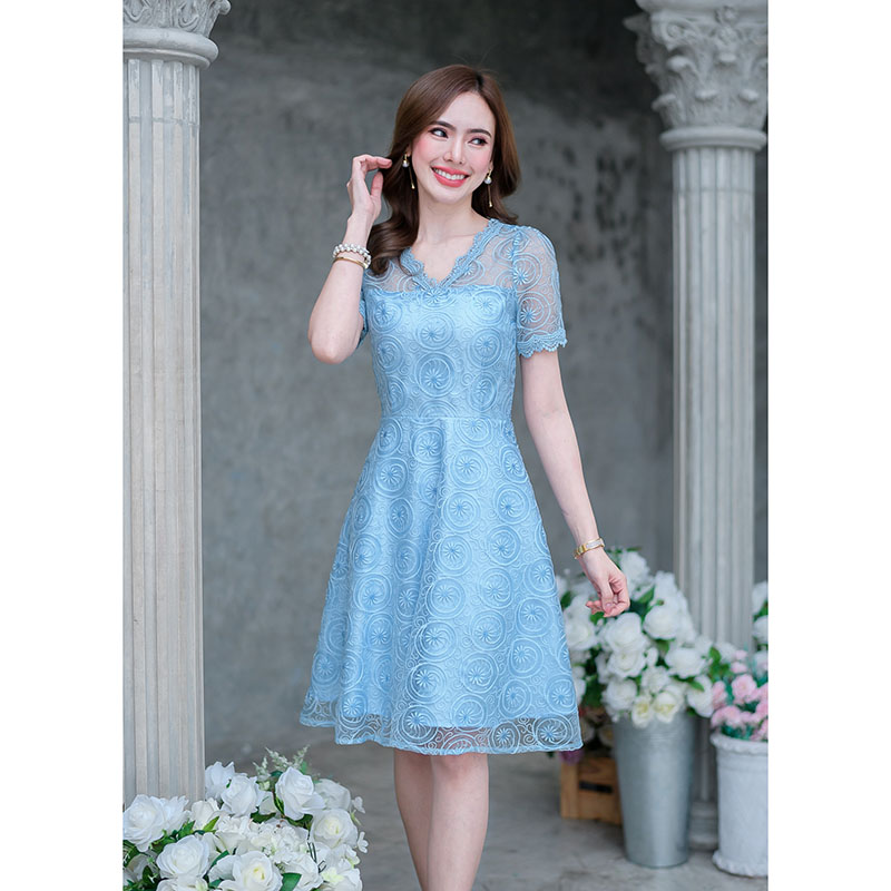 kudapy เดรสสีชมพูนู้ดเข้ม/สีฟ้า ผ้าลูกไม้ปักเลื่อม ผ้าสวยมาก ตัวปักเลื่อมจะปักเป็นสีเดียวกับสีผ้า ดีเทลแต่งลูกไม้ช่วงคอวี และรอบแขน ทรงสวยเรียบๆ