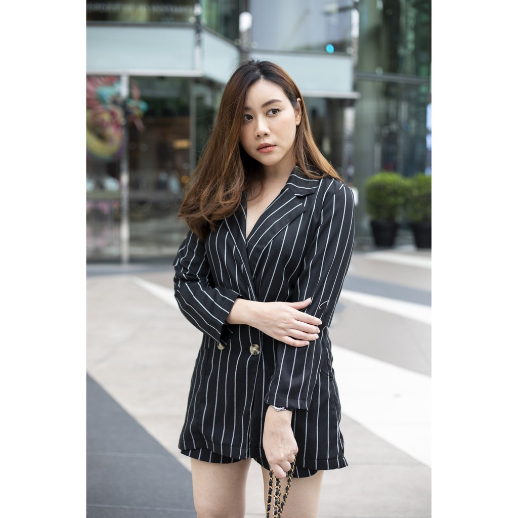 kudapy จั๊มสูทขาสั้นสีดำ สีแดง ผ้าคอตต้อนนาโน ลายทาง ช่วยพรางหุ่น ใส่แล้วดูผอม ดีไซน์ทรงสูท กระดุมจริงด้านหน้า