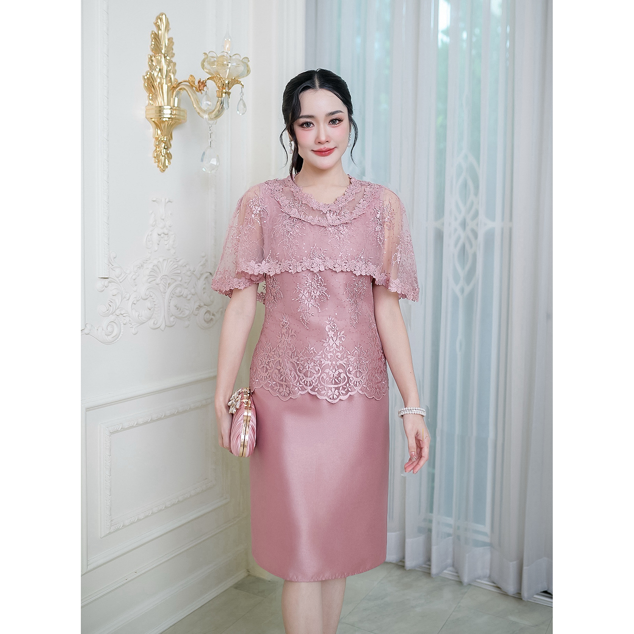 kudapy เดรสผ้าไหมดีไซน์คลุมไหล่ ปักลายราณีต คอกลมแต่ดอกไม้รอบคอ ลูกไม้ทอผสมเลื่อมชายเสื้อเป็นเชิงผ้าเล่นลายสวย ตัวกระโปรงเป็นงานผ้าไหมเนื้อเบา