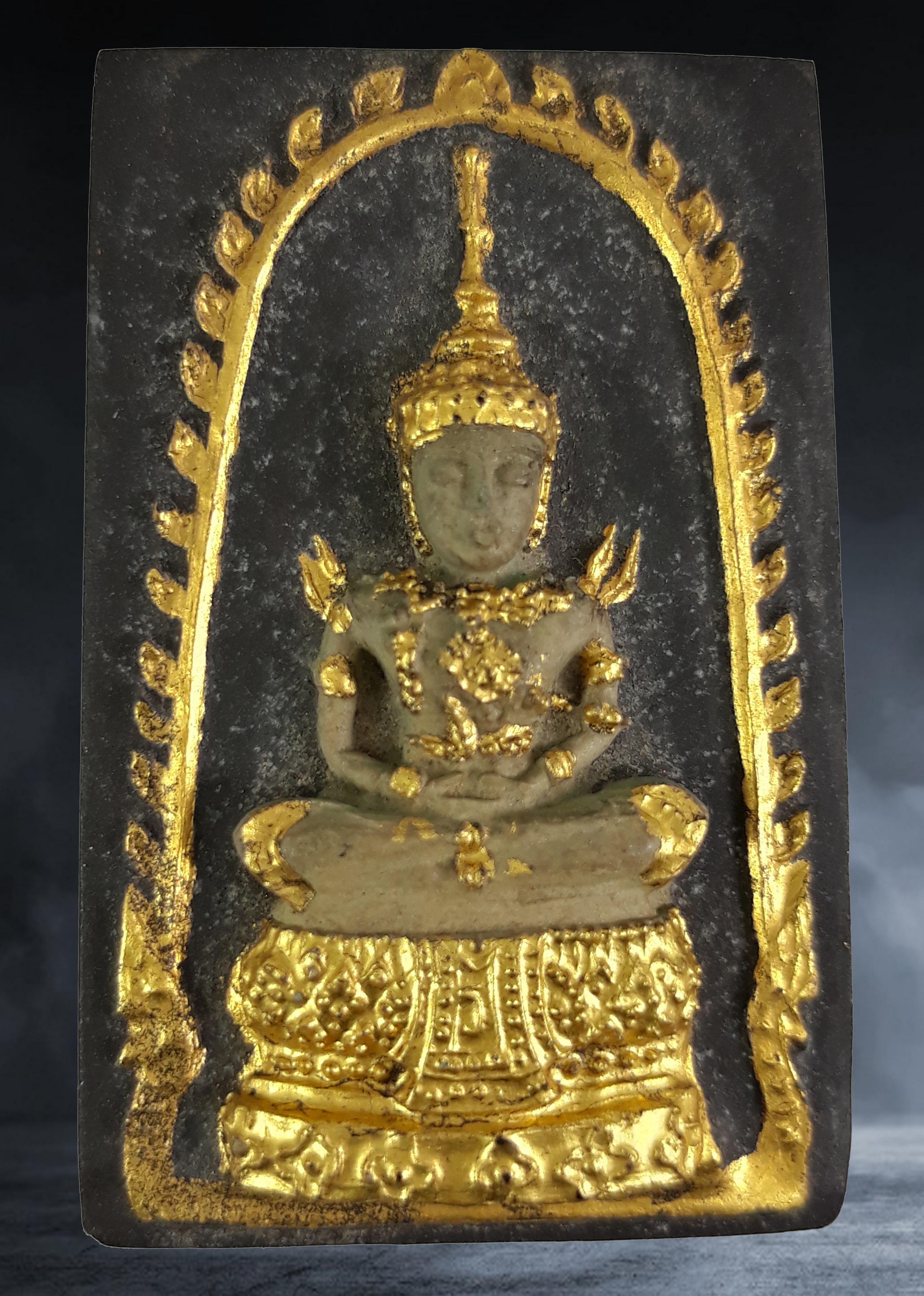 พระผง พระแก้วมรกรตหลังยันต์ดวงประสูติพระพุทธเจ้า หลวงพ่อเริ่ม วัดบางพระ จ.ชลบุรี เนื้อผงใบลานปัดทอง ปี ๒๕๑๒