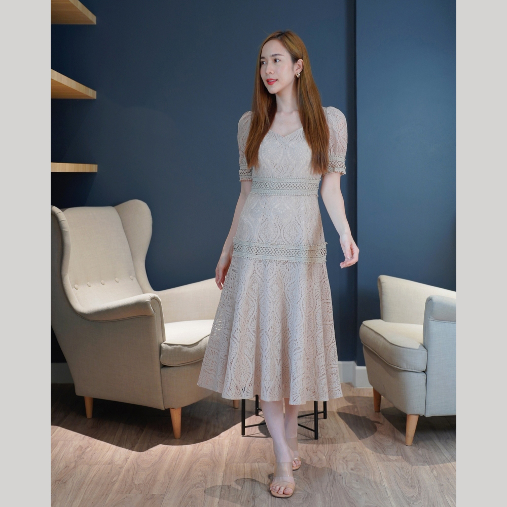 kudapy เดรสสั้นสีแดง/สีชมพู/สีขาว คอวีเว้าอกแขนตุ๊กตาผ้าลูกไม้สวยดูดี