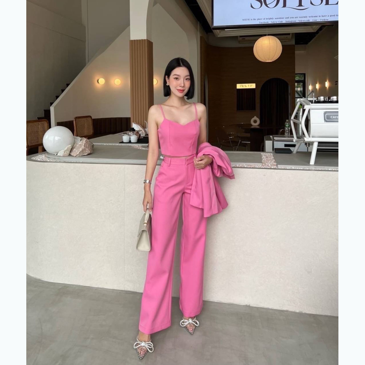 kudapy เซทเสื้อสูท+กางเกง+ครอปสั้นมีฟองน้ำในตัว ตัวเสื้อให้ยาวคลุมสะโพก ทำให้ดูผอม ทรงโอเวอร์ไซส์ กางเกงทรงกระบอกใหญ่ ซิปตะขอหน้า